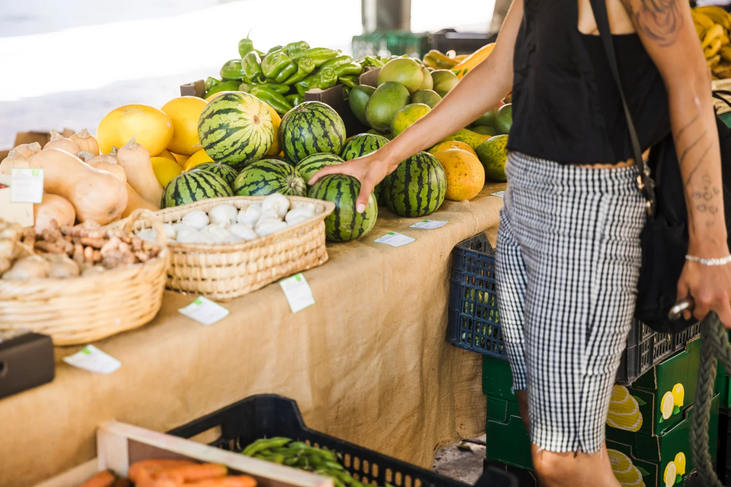 Mujer comprando sandia