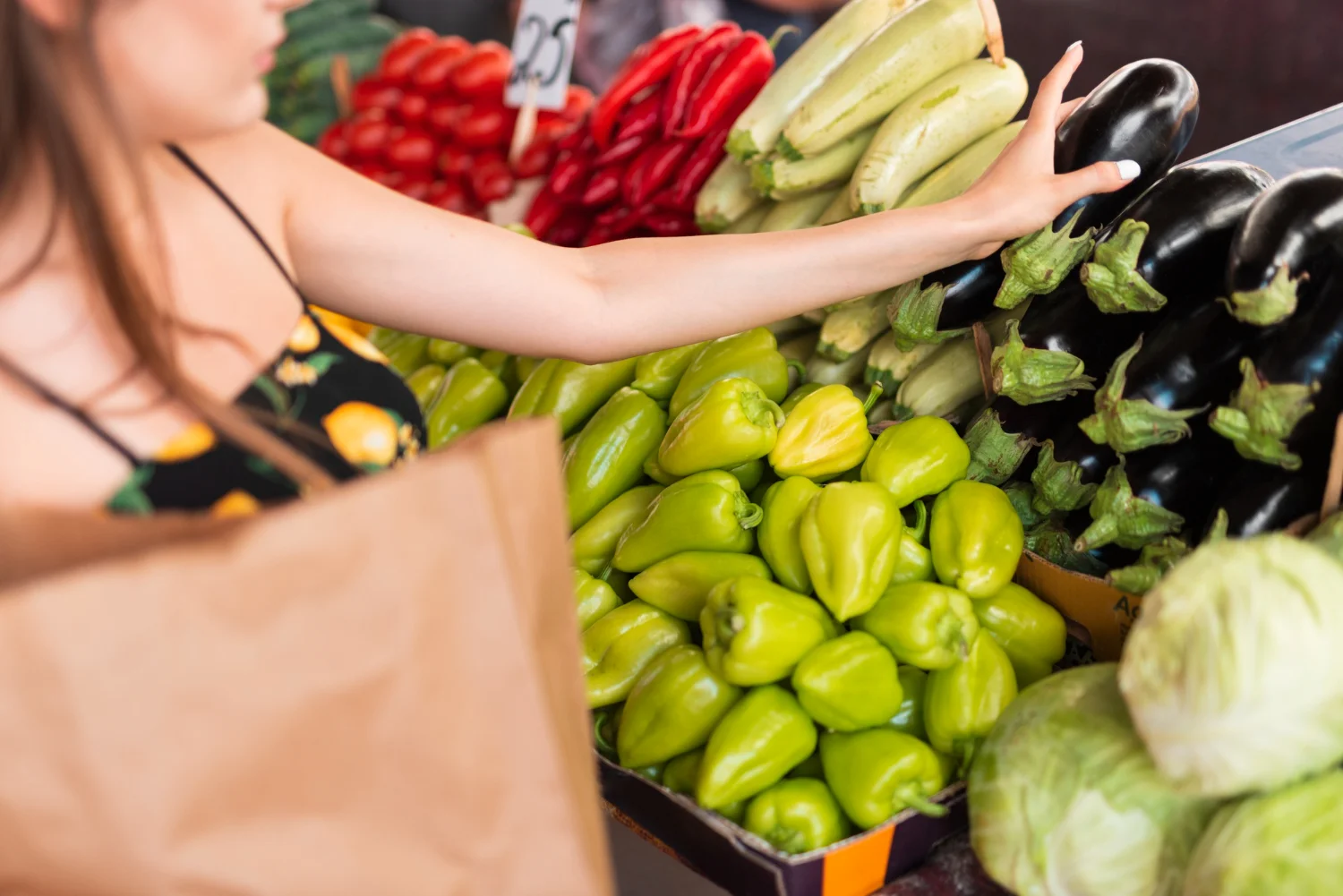 Mujer comprando verduras